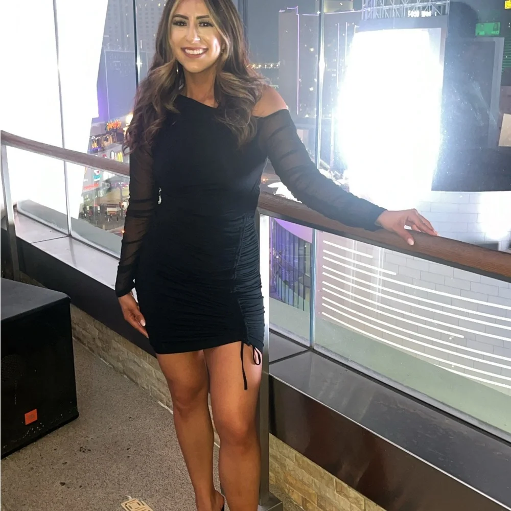 Elegant Black Off-Shoulder Dress - Picture 4 of 4